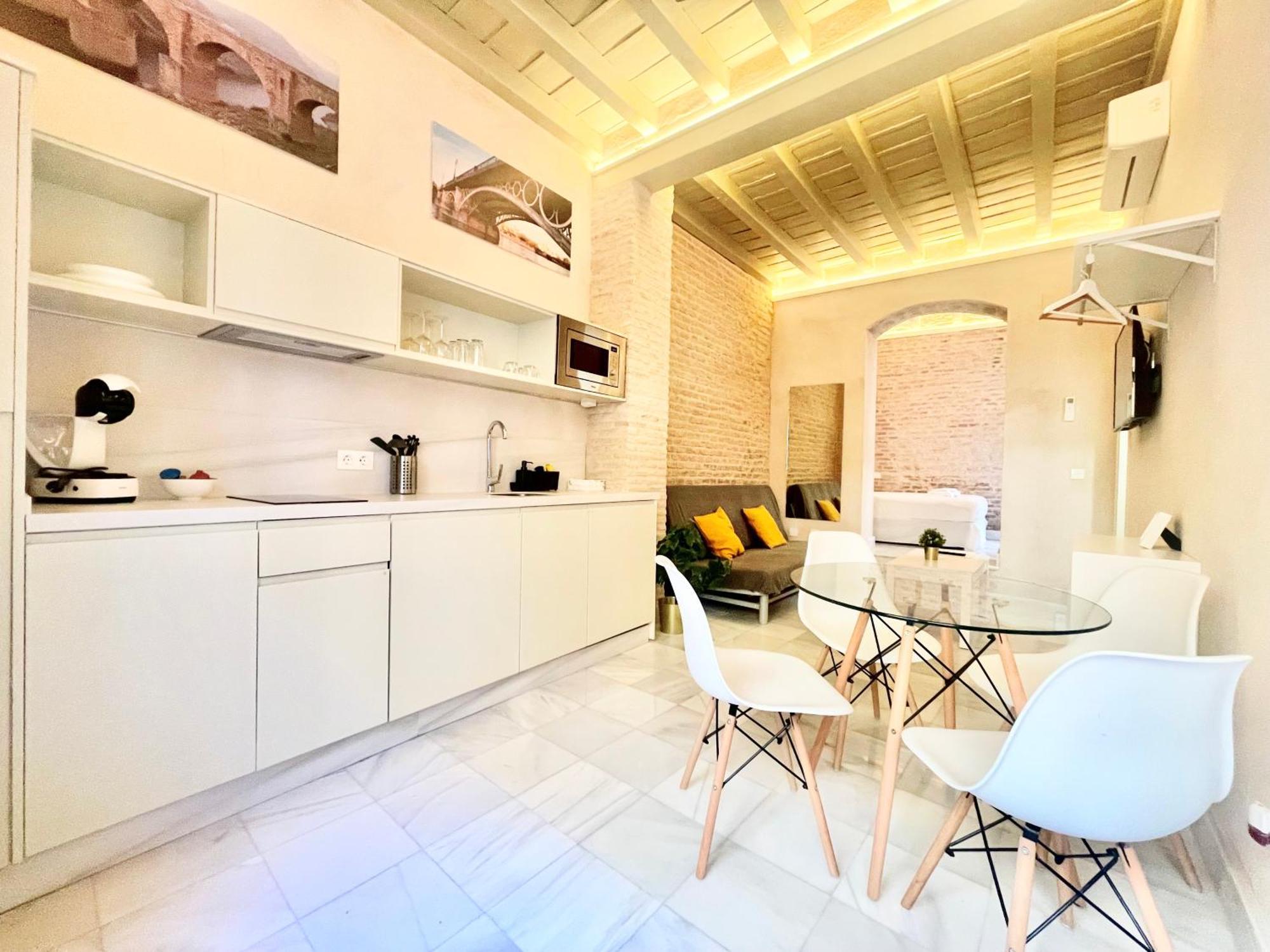 Click Triana - Patio Privado Apartment Seville Exterior photo