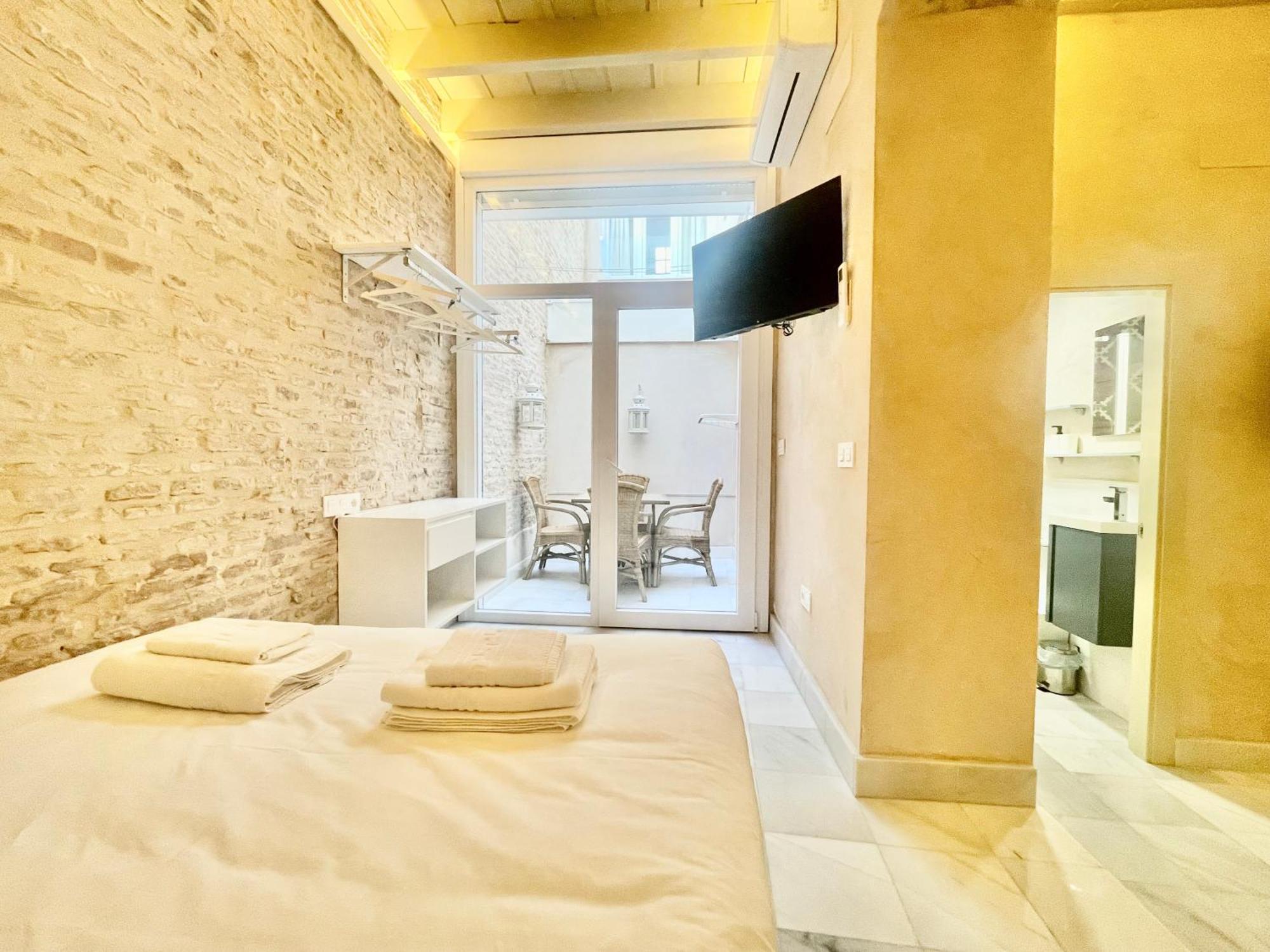 Click Triana - Patio Privado Apartment Seville Exterior photo