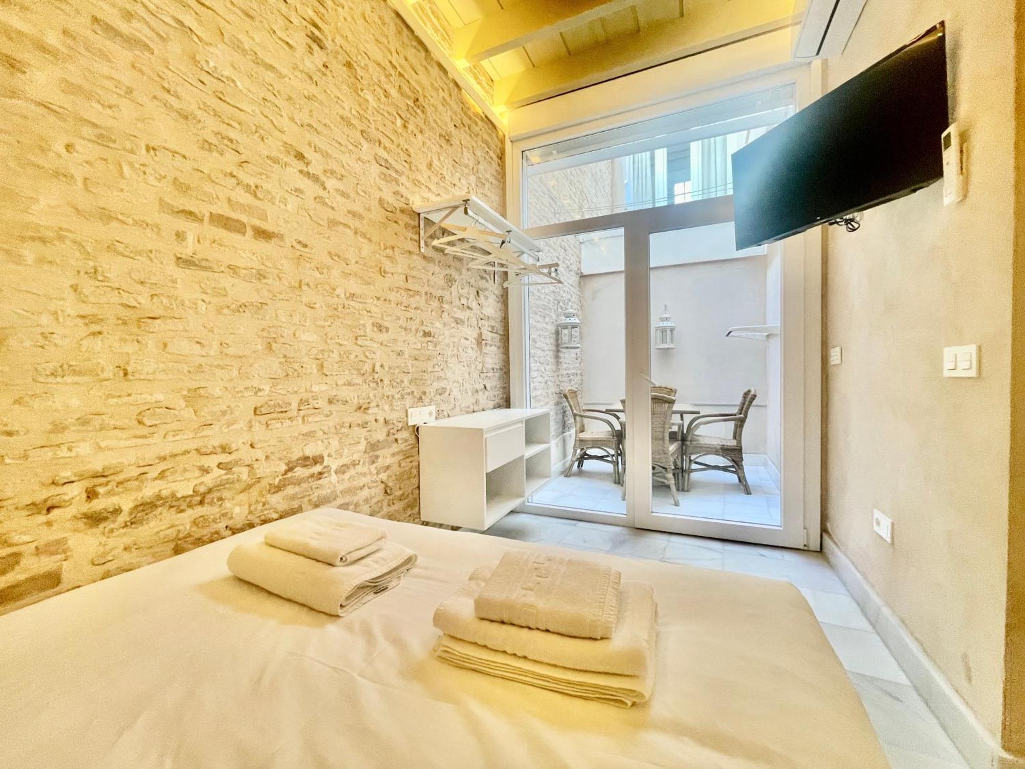 Click Triana - Patio Privado Apartment Seville Exterior photo
