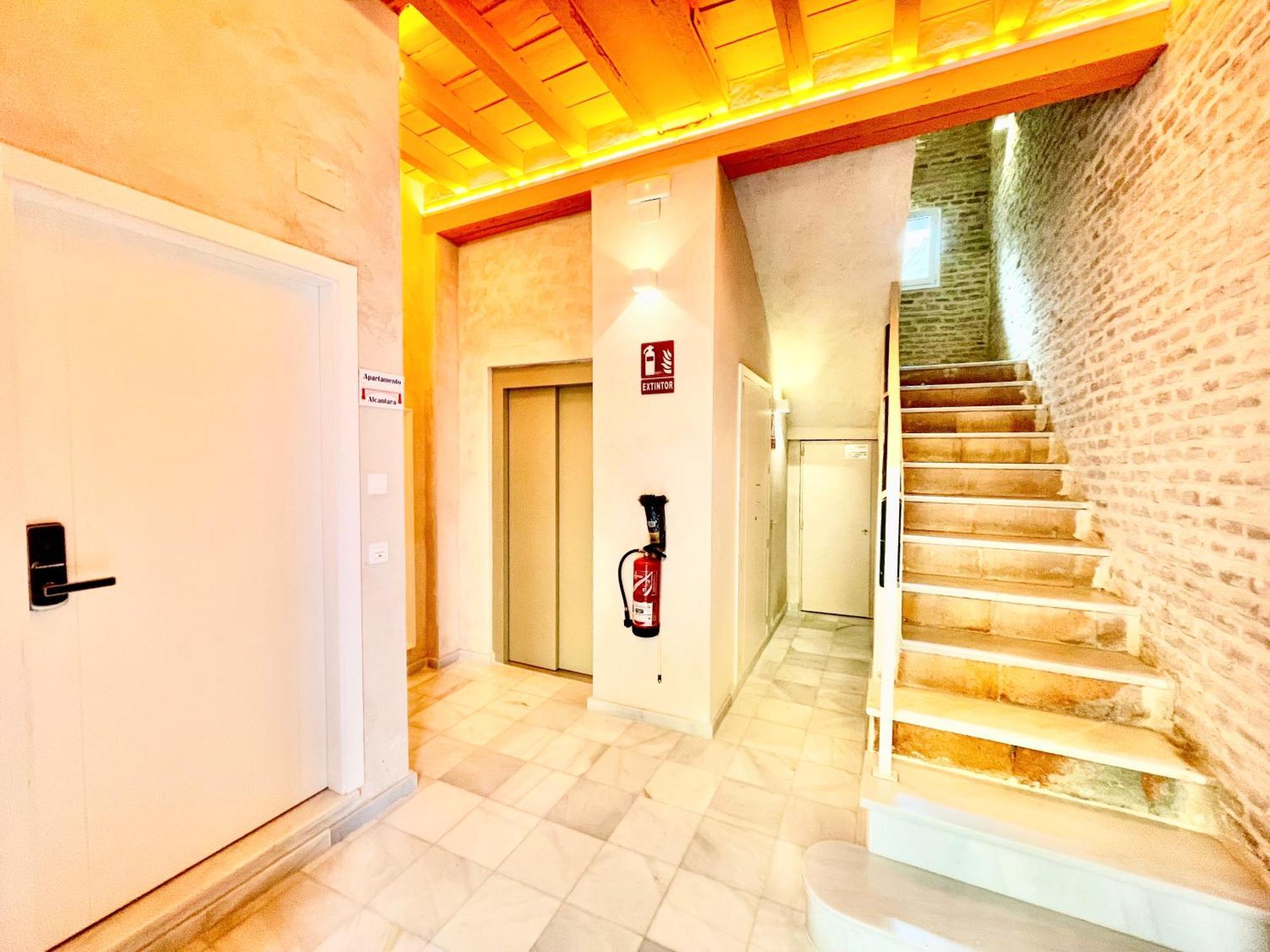 Click Triana - Patio Privado Apartment Seville Exterior photo